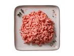Hackfleisch auf einem Teller mit Kräutern und Gewürzen