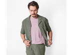 Model masculin prezentând un costum de culoare verde măsliniu.