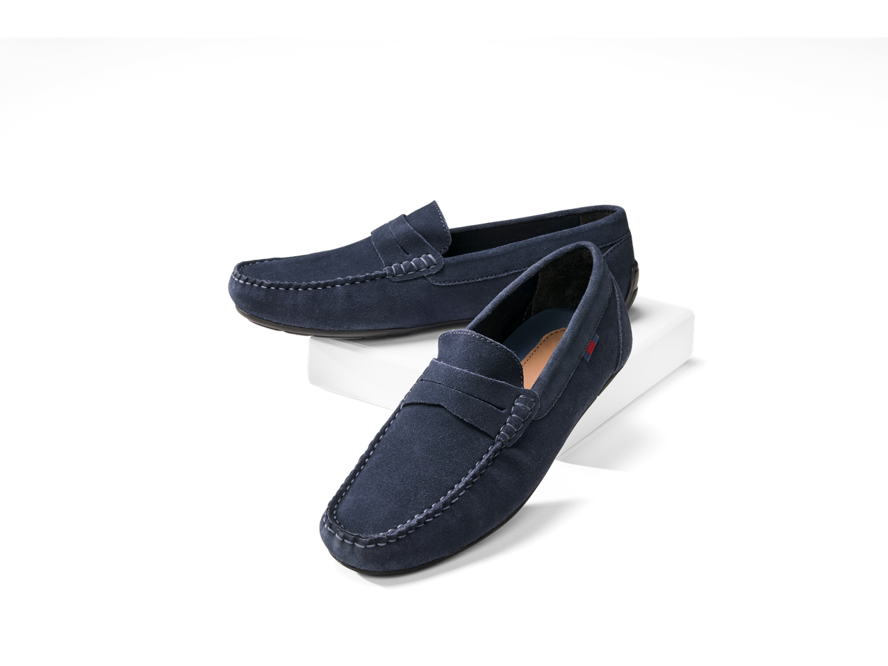 Tamnoplave muške kožne mokasine na bijelom postolju