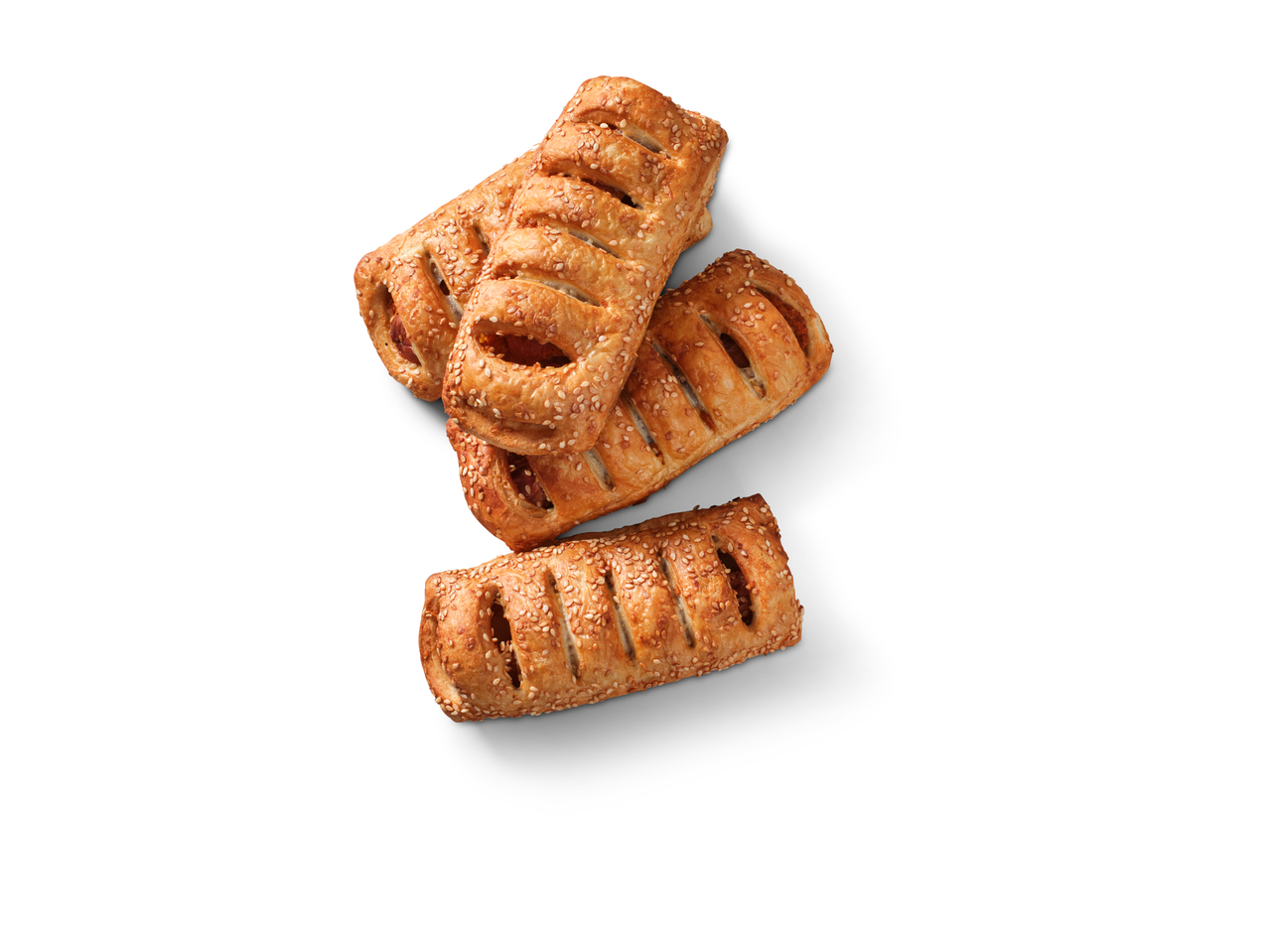 Kolm kuldpruuni seesamiseemnetega vorstirulli valgel taustal.