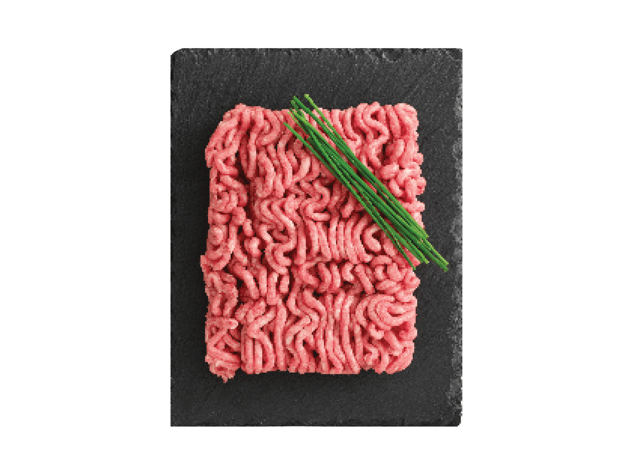 Šviežia malta mėsa su laiškiniais česnakais ant juodos lentelės.