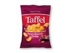 En pose chips med bølgede chips og karamelliserede rødløg. Tekst: 'Smager af fredag'.