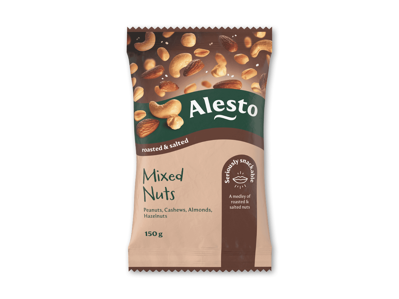En pose med blandede nødder, herunder peanuts, cashewnødder, mandler og hasselnødder, der er ristede og saltede.