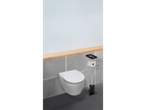 Moderna WC školjka s držačem za toaletni papir i četkom.