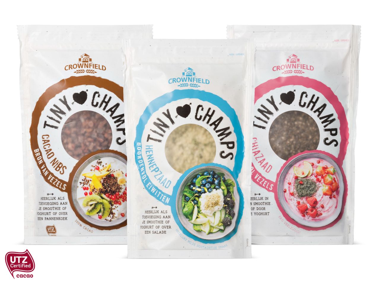 Drie Crownfield Tiny Champs zakjes: cacao nibs, hennepzaad en chia zaad.