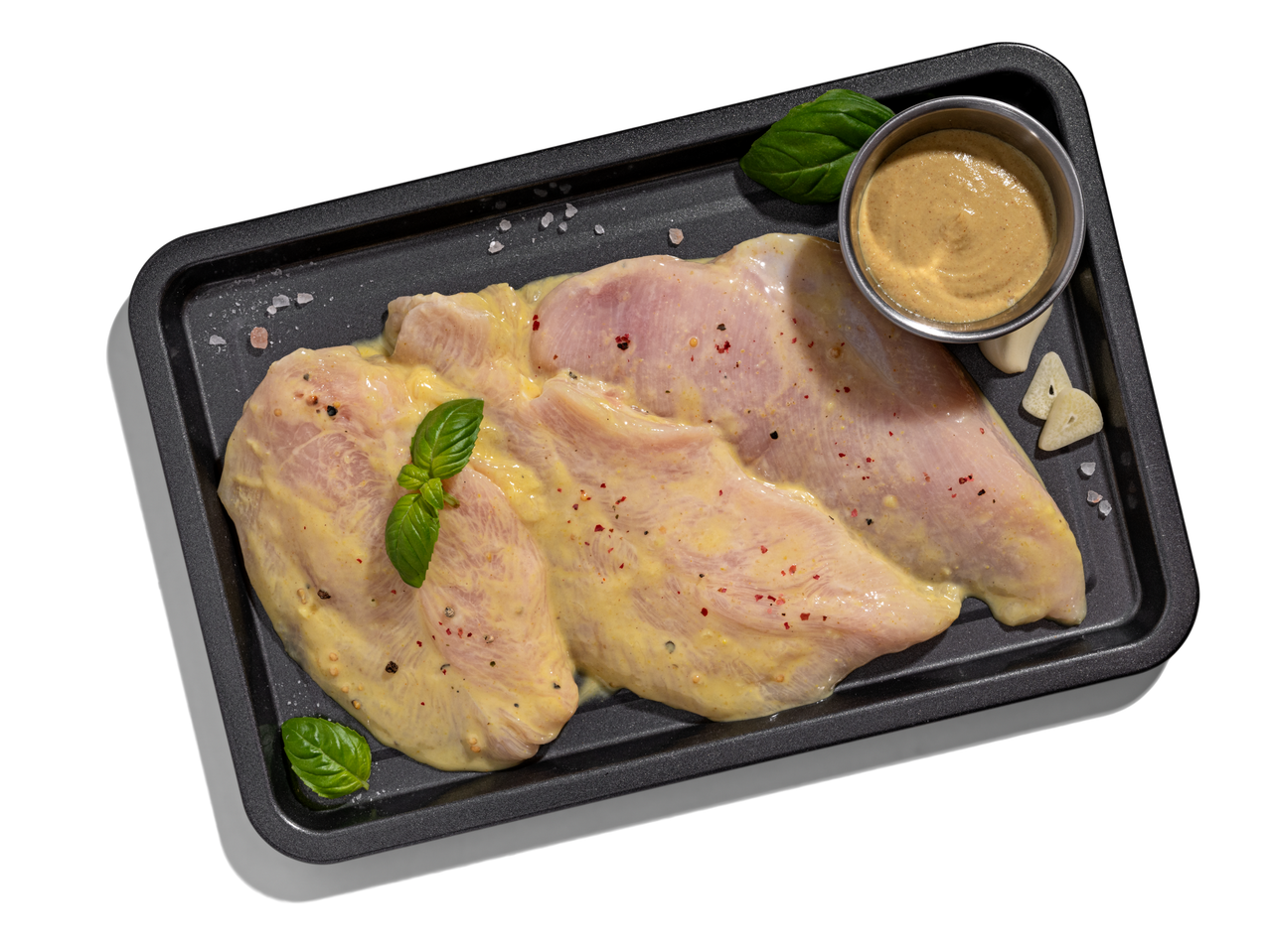 Mustárral pácolt csirkemellek, készen a sütésre.