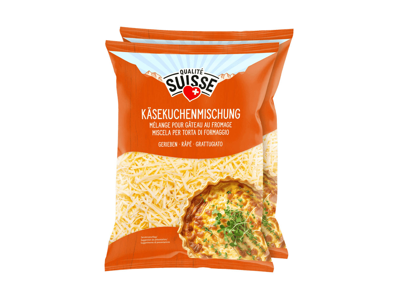 Zwei Packungen geriebener Käse für Käsekuchen, mit einer Quiche im Vordergrund.