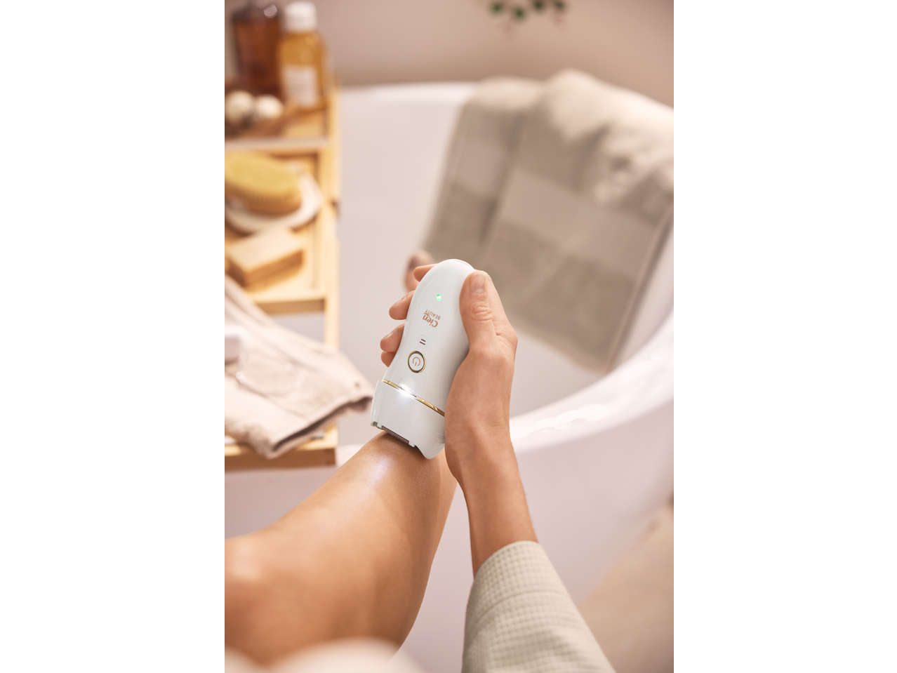 Femeie folosind epilatorul Cien Beauty pe picior într-un cadru relaxant de baie.