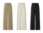Tre par løse bukser i beige, lysebeige og sort.