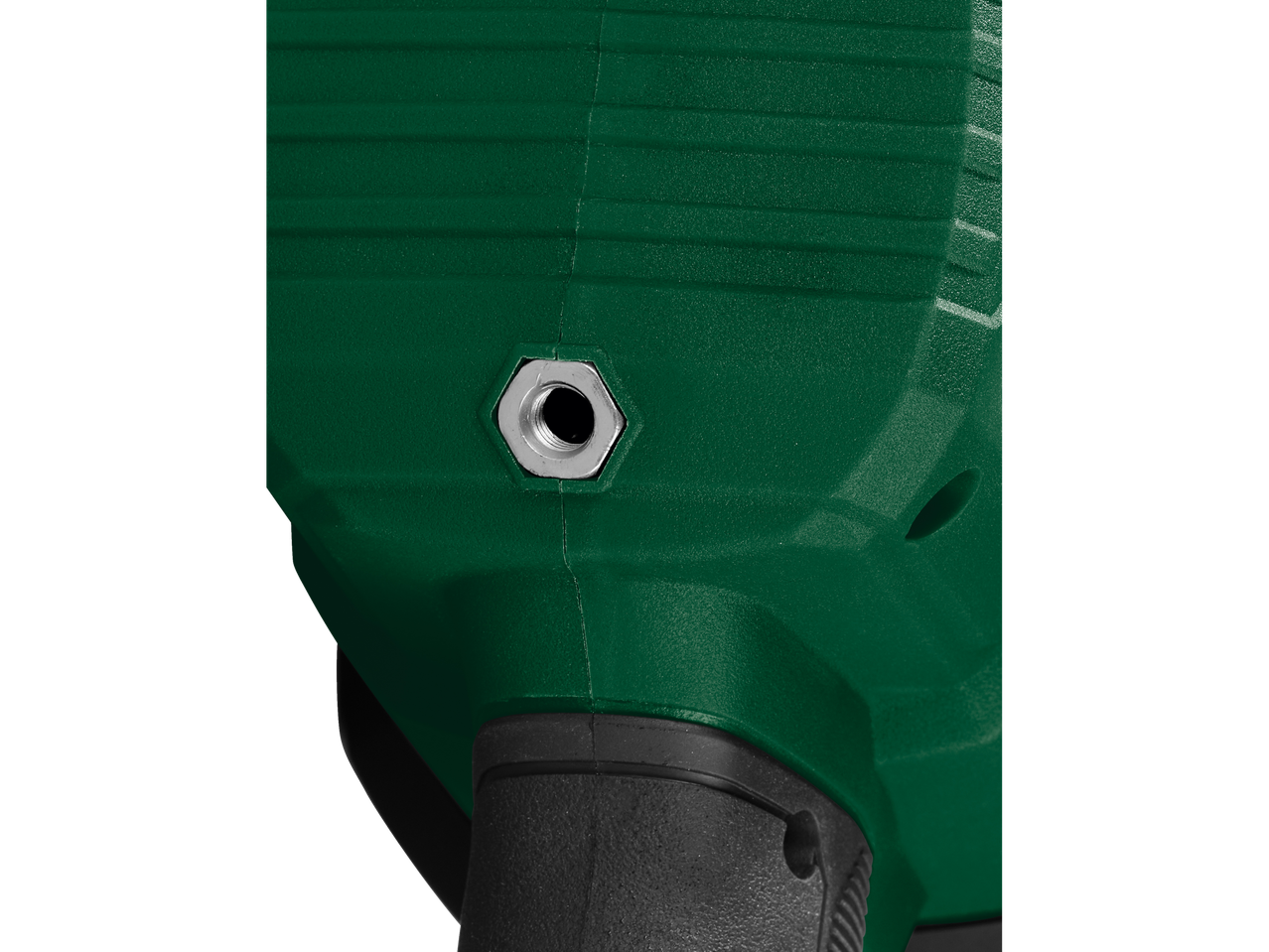 Close-up de uma ferramenta elétrica verde com uma porca de metal.