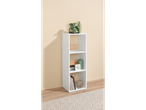 Estante branca de três níveis com itens decorativos.