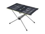 Et let, sammenklappeligt campingbord med nettop.