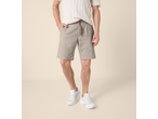 Calções bermuda ESMARA MEN bege com uma t-shirt de malha branca e ténis brancos.
