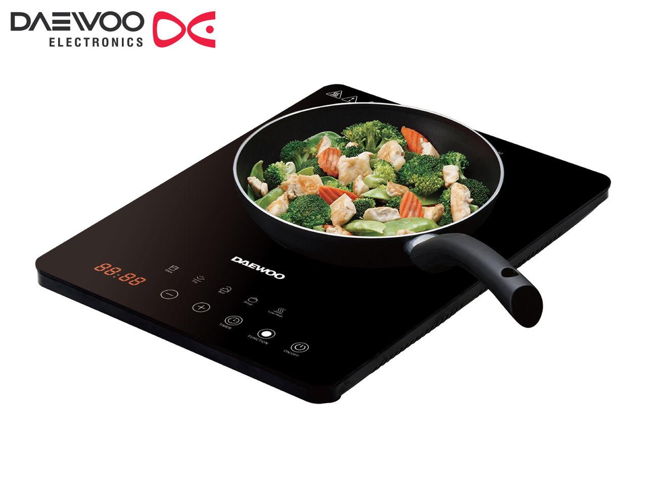 Daewoo single-burner portable induction cooktop with a frying pan cooking stir-fried vegetables.