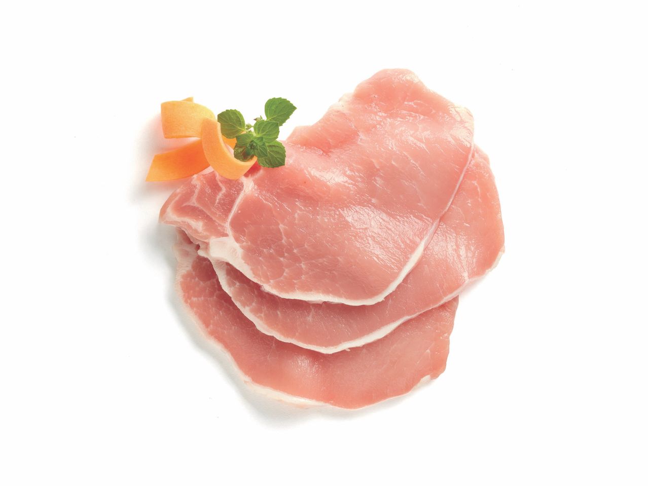 Tre fette di carne di maiale crude con guarnizione di carota e menta.
