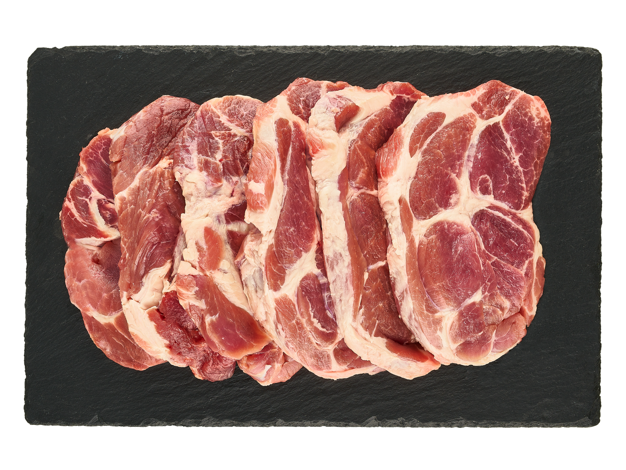 Žali kiaulienos koteliai ant juodo skalūno.