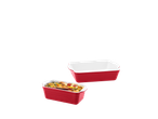 Dois refratários de cerâmica vermelhos, um com legumes assados.