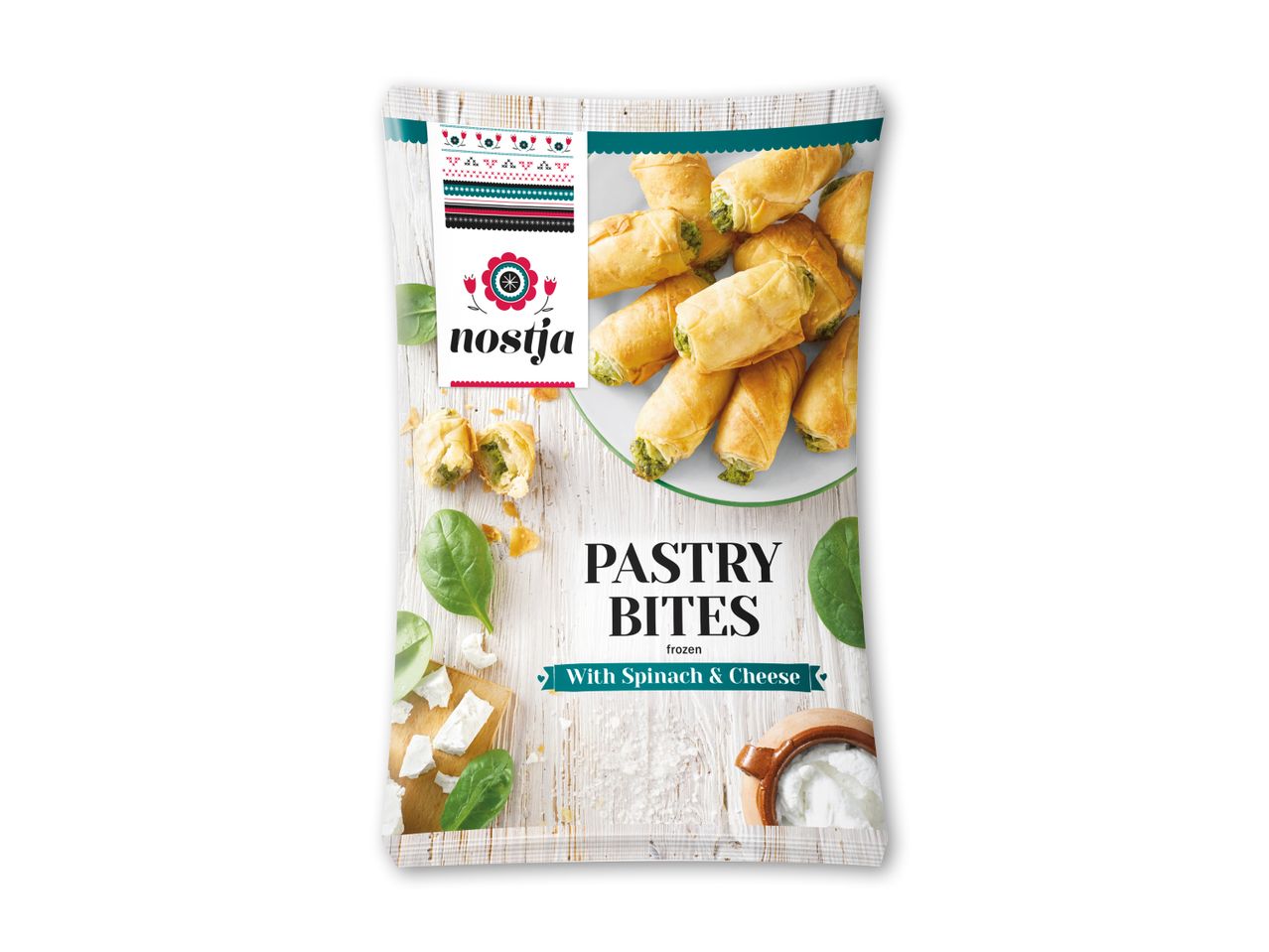 Frosne butterdejshapsere med spinat og ost i en pose med traditionelt mønster.