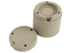 Um recipiente bege com tampa, ideal para armazenamento.