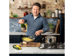 Jamie Oliver gătește paste într-o tigaie Tefal, cu o oală alături.