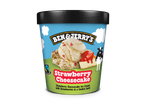 Een bakje aardbeien cheesecake-ijs met aardbeien en een koekjeswerveling.