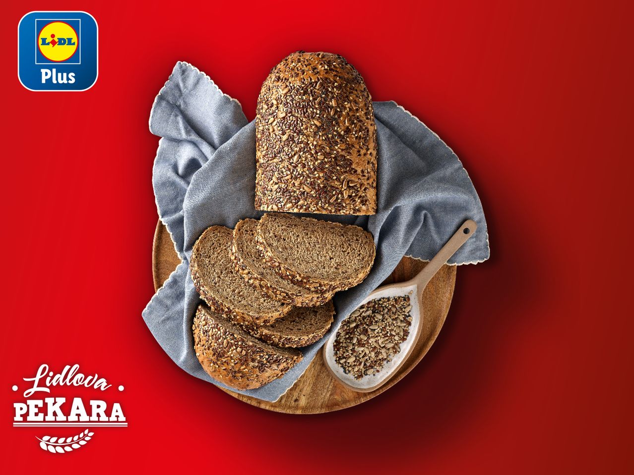 Lidl Plus pekarski proizvod: kruh s raznim sjemenkama na drvenom tanjuru.