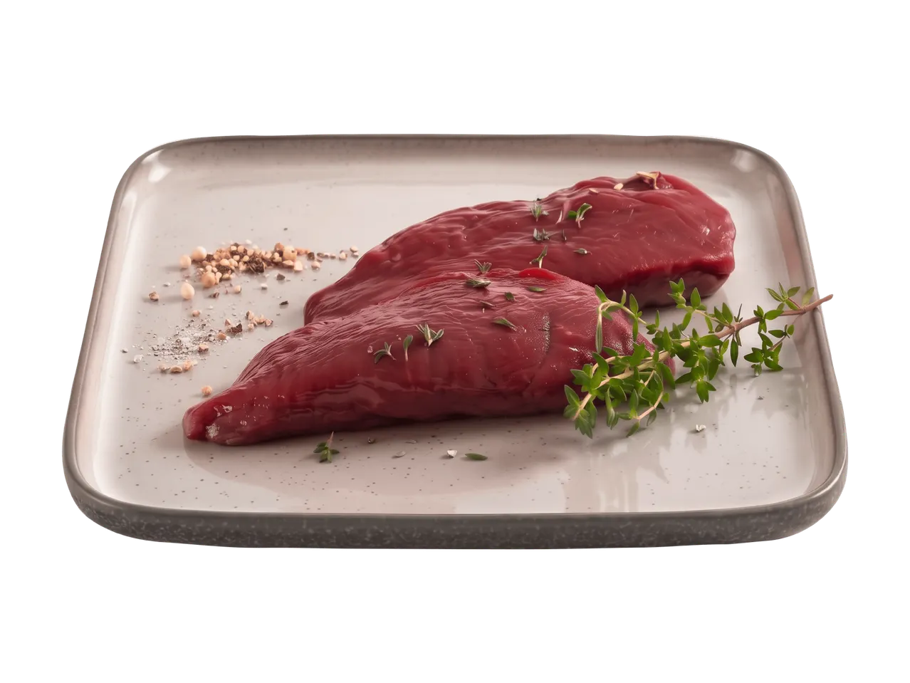 Zwei rohe Wildfilets auf einem Teller mit Kräutern und Gewürzen garniert