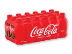 En pakke med 18 Coca-Cola Original Taste-flasker.