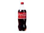Een fles Coca-Cola Original Taste met een rood etiket en dop op een zwarte achtergrond.