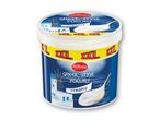Græsk yoghurt i en stor beholder, med teksten 'creamy' og 'XXL' gentagne gange.