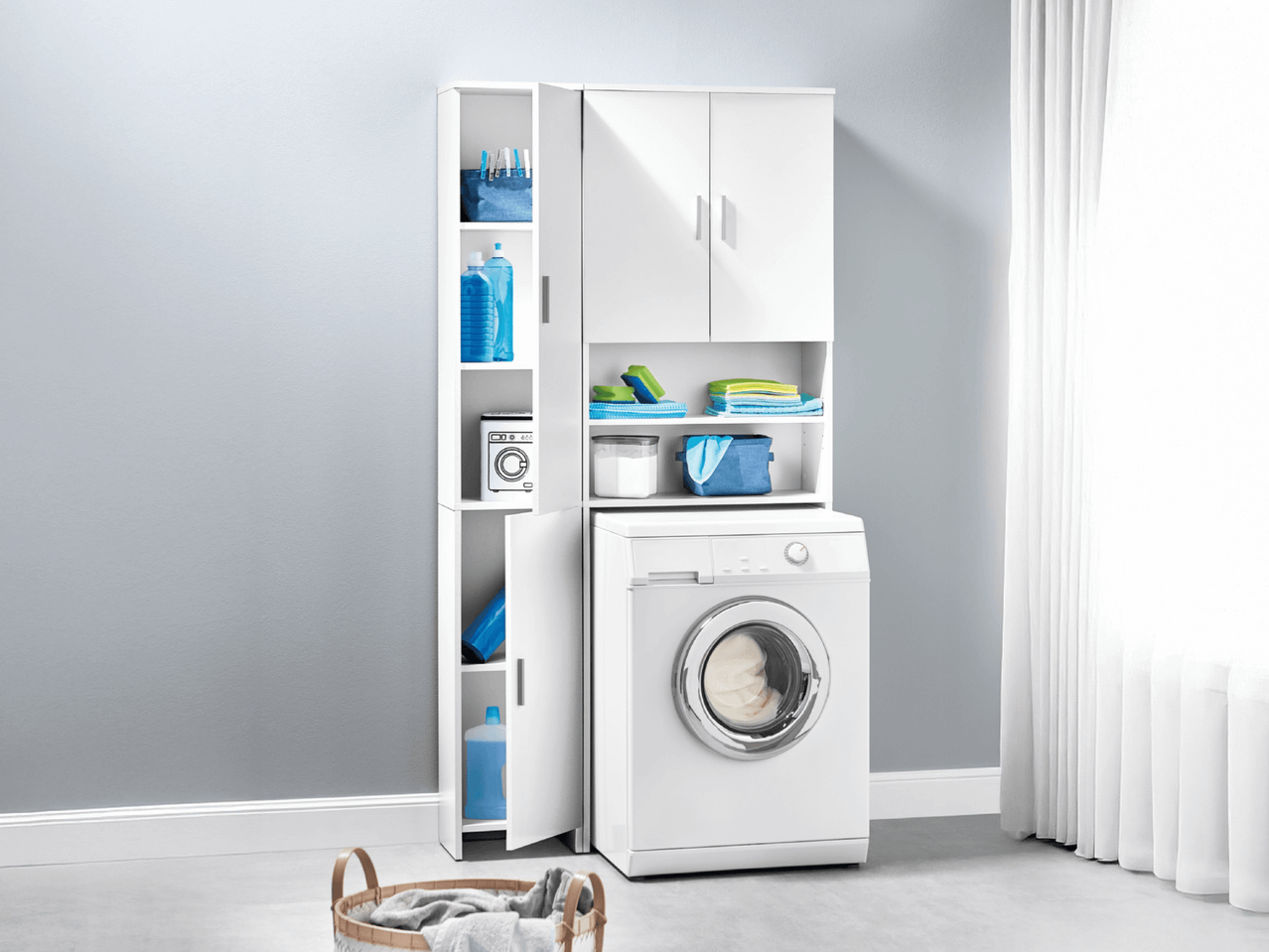 Weißer Waschmaschinenunterschrank mit Regalen und Oberschränken für die Wäsche.
