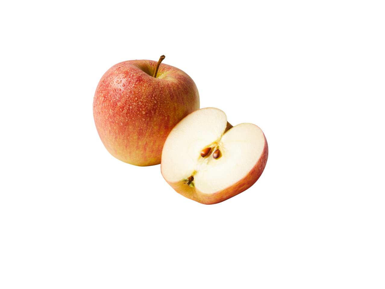 Pomme bicolore entière et coupée en deux avec des gouttelettes d'eau