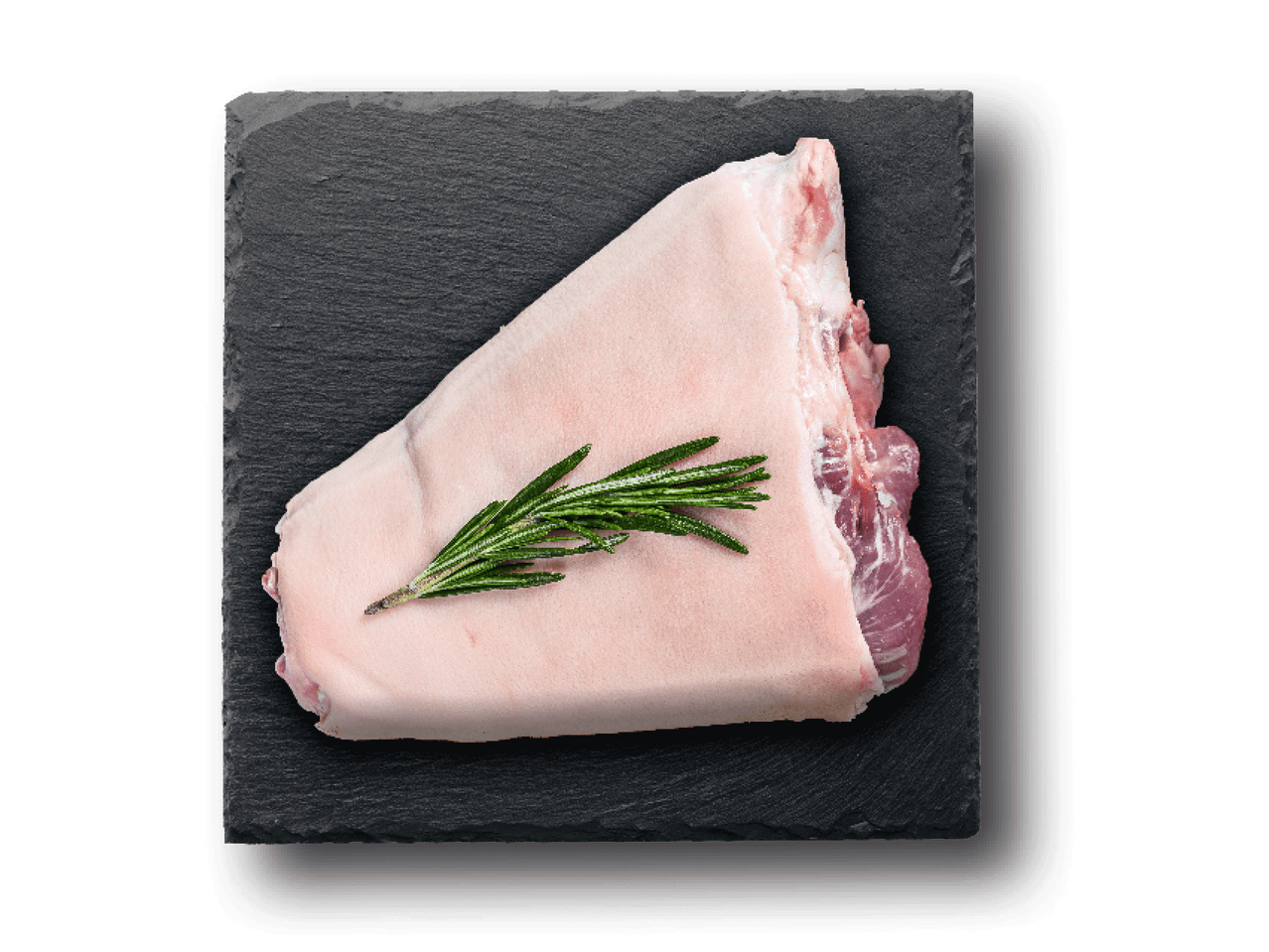 Toores seakoot rosmariiniga mustal kiltkiviplaadil.