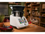 Monsieur Cuisine smart multifunkciós konyhai robot fa asztalon.