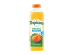 Bouteille de jus d'orange avec pulpe, avec une paille dans une orange sur l'étiquette.