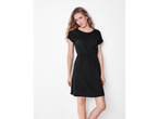 Model purtând o rochie neagră scurtă cu mâneci scurte.