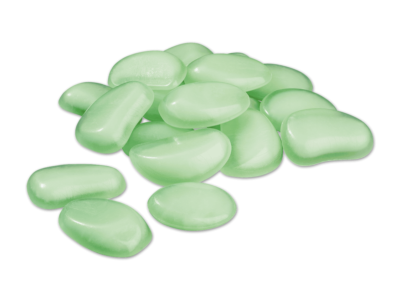 Ein Haufen leuchtend grüner, glatter Dekosteine auf schwarzem Hintergrund.