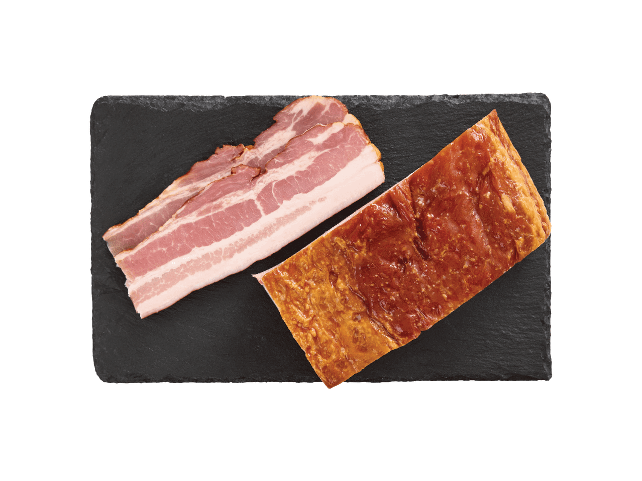 Viilutatud ja suitsutatud peekon mustal kiviplaadil.