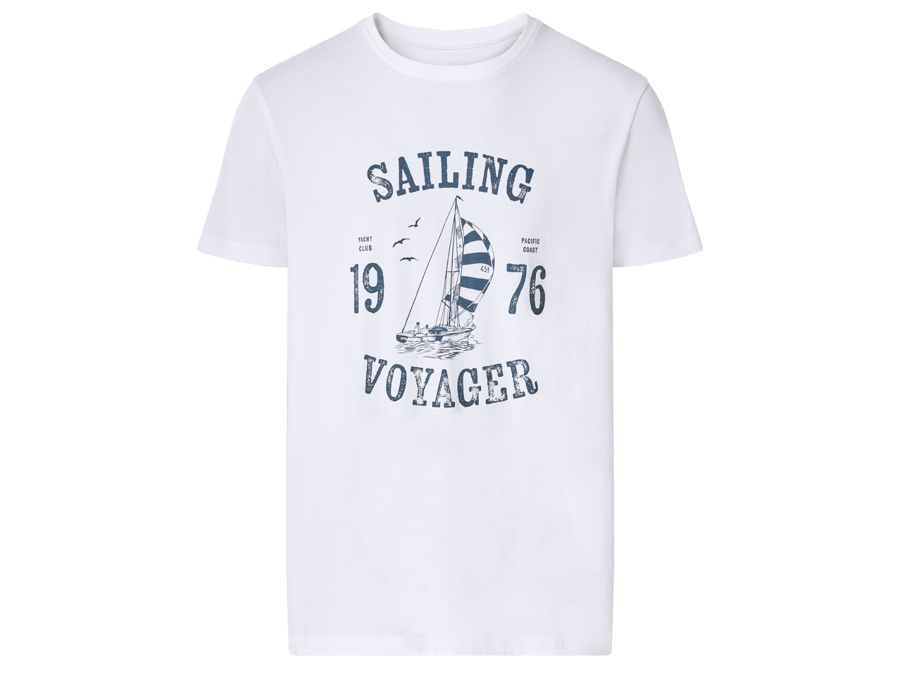 Бяла мъжка тениска с щампа на платноходка, надпис 'SAILING VOYAGER' и числа '1976'.