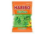 Een oranje zak met groene snoepkikkers en een afbeelding van een gele beer.