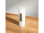 Ventilador branco em uma mesa de madeira.
