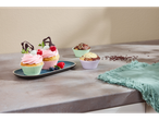 Deliciosos cupcakes e muffins decorados numa bancada de cozinha.