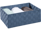 Cesta azul de vime com três toalhas enroladas.