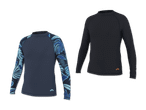 Zwei langärmelige Rashguards: einer in Dunkelblau mit blauem Blattmuster an den Ärmeln, der andere einfarbig dunkelblau.