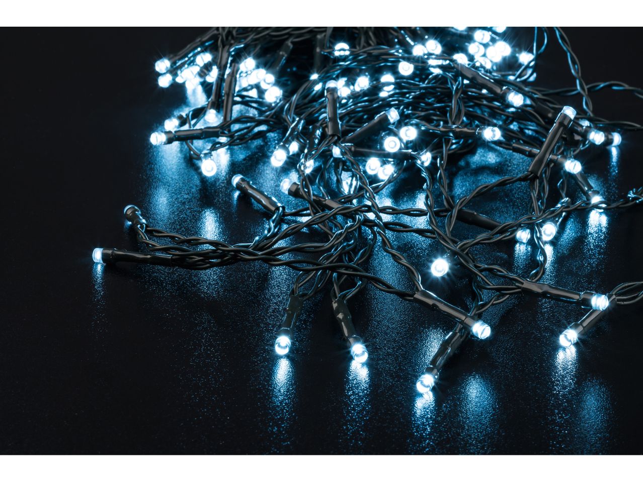 Luci di Natale a LED bianche su sfondo scuro.