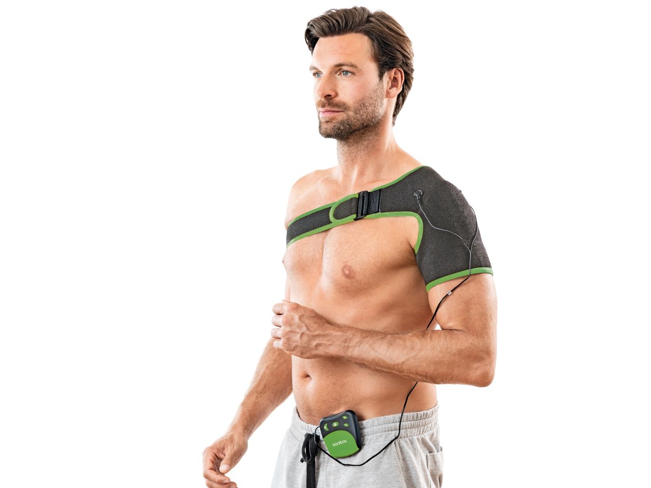 Мъж носи черен нагръдник за рамо Sanitas с електрическа стимулация