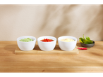 Tigelas de molho SILVERCREST® com guacamole, salsa e molho de queijo numa bandeja de madeira.