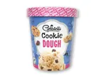 Bæger med cookie dough-is med chokoladestykker og småkager.