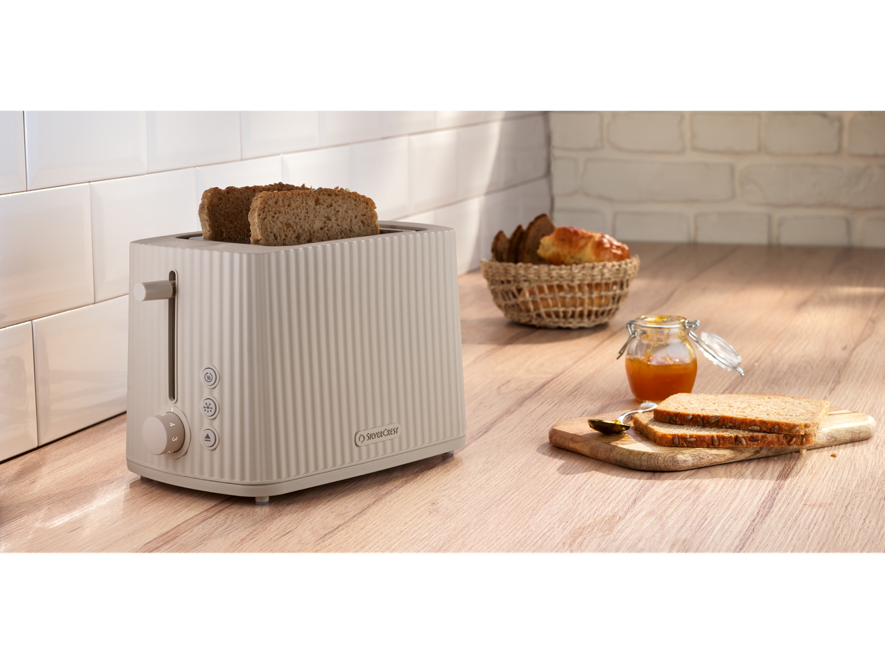 Тостер с препечени филийки, сладко и хляб на дървен плот.