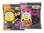 Dve vrečki gumijastih bonbonov Minions za noč čarovnic, ena z napisom 'BOO' in druga 'SCARY CUTE'.